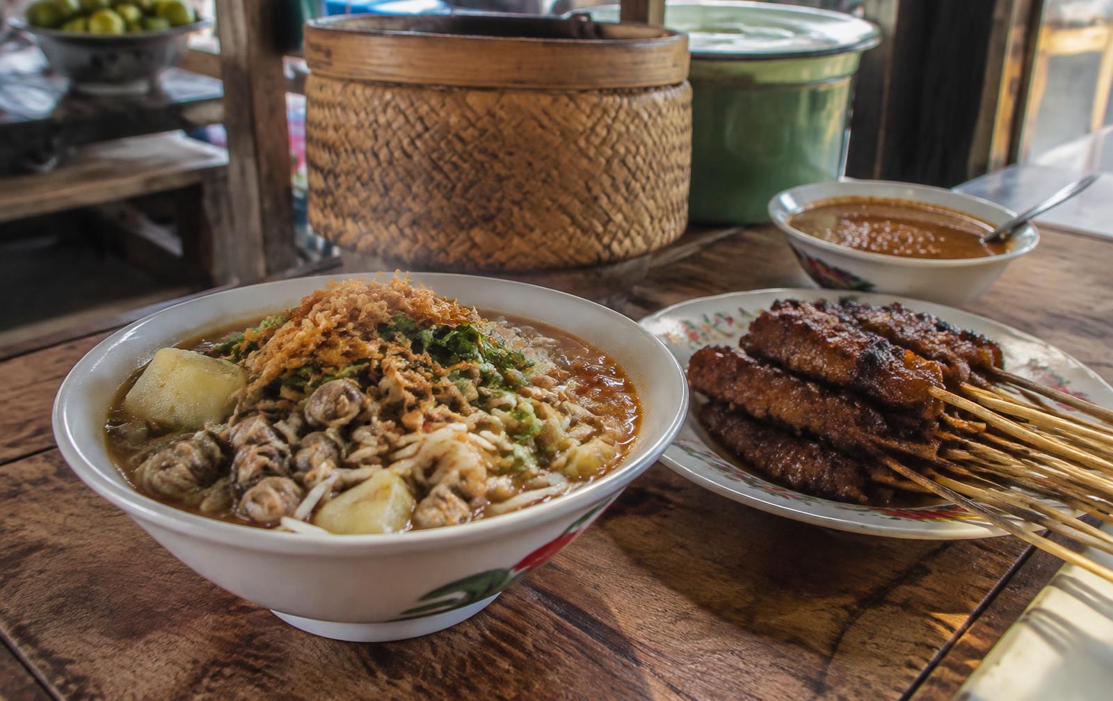 Menelusuri Warung Lontong Kupang yang Bertahan Lintas Generasi